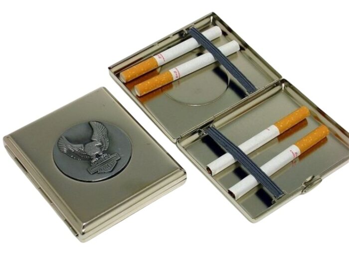 Portasigarette in metallo color argento con aquila in rilievo contiene 16 sigarette